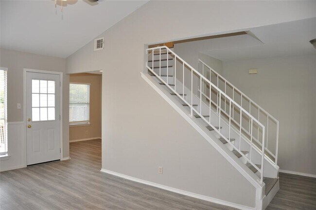 Building Photo - 800 Daffodil Dr