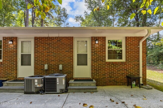 Building Photo - 1190 Gould Rd