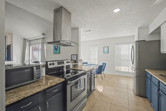 Building Photo - 913 Sandhurst Dr