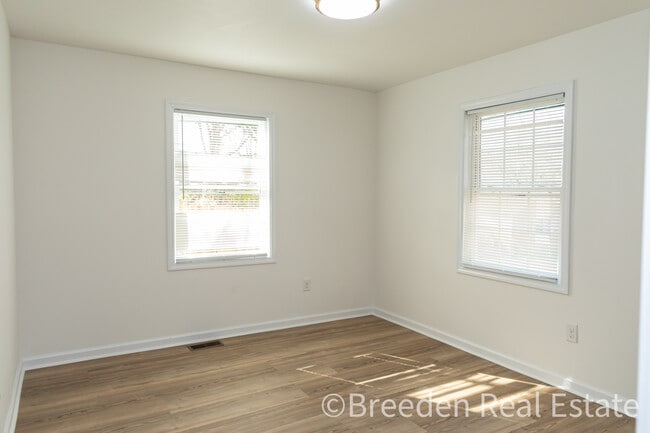 Building Photo - 303 Putnam St