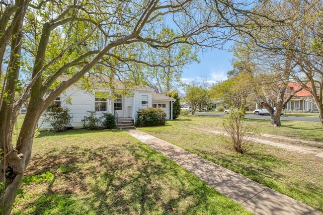 Building Photo - 710 N Ave H