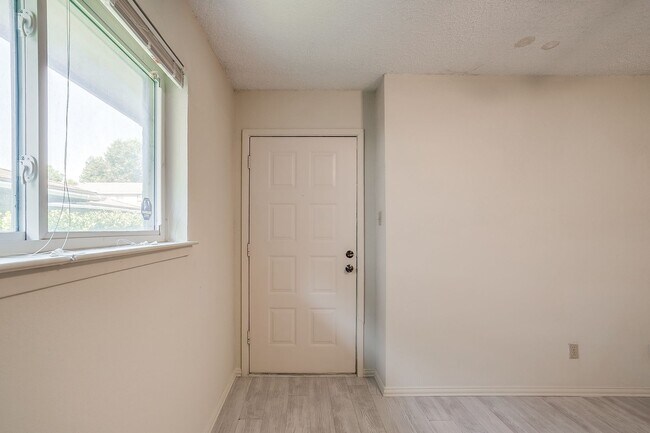 Building Photo - 127 Allencrest Dr