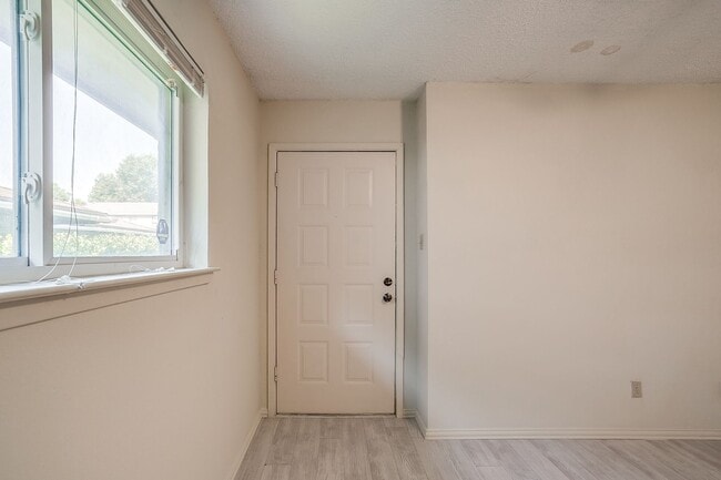 Building Photo - One side of 2 story duplex available-  3 b...