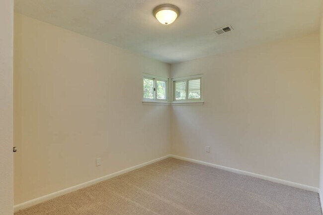 Building Photo - Renovated Virginia Beach Home with Large Yard and Prime Location