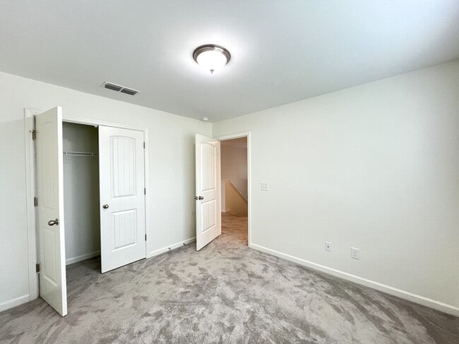 Building Photo - Huge home in Spring Hill!