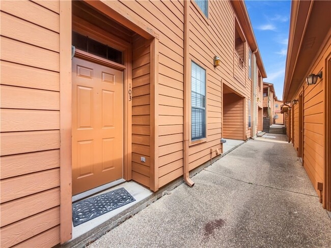 Building Photo - 1305 W Villa Maria Rd