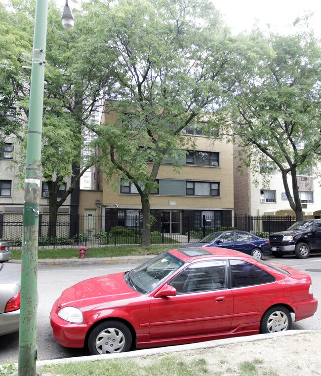 Building Photo - 6007 N Kenmore Ave