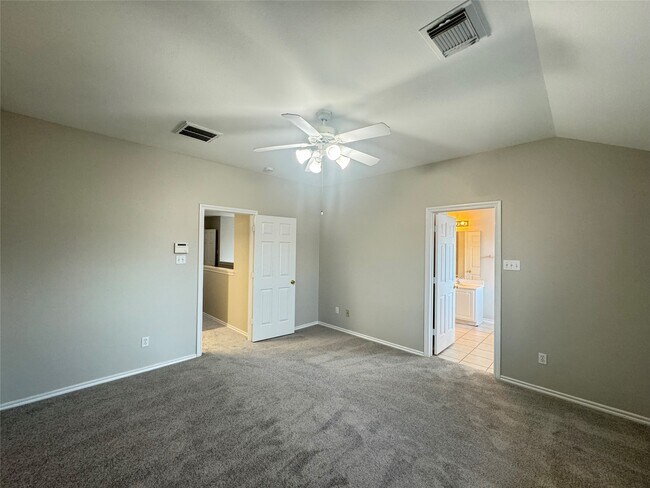 Building Photo - 5711 Vinemont Ln