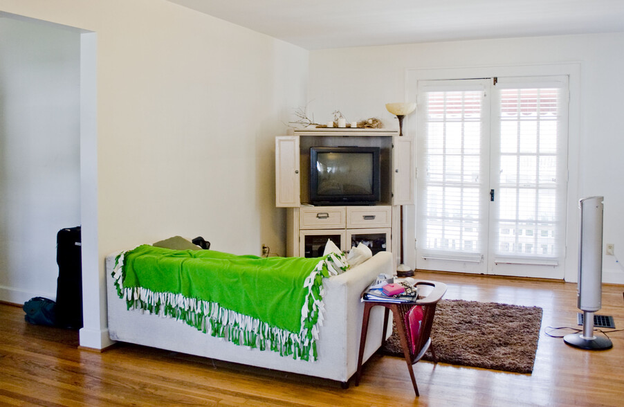 Living Room - 57 Elmwood Pl