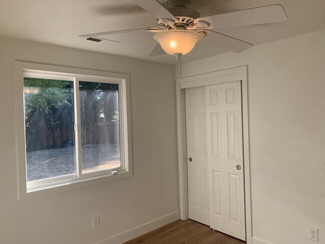 Building Photo - ***Newly Renovated Spacious and Bright 3 B...