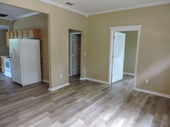 Building Photo - 620 SW Highland Ave