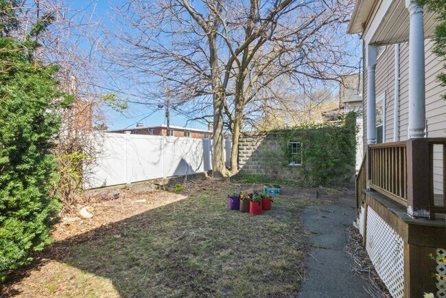 Building Photo - 23 Bentley St