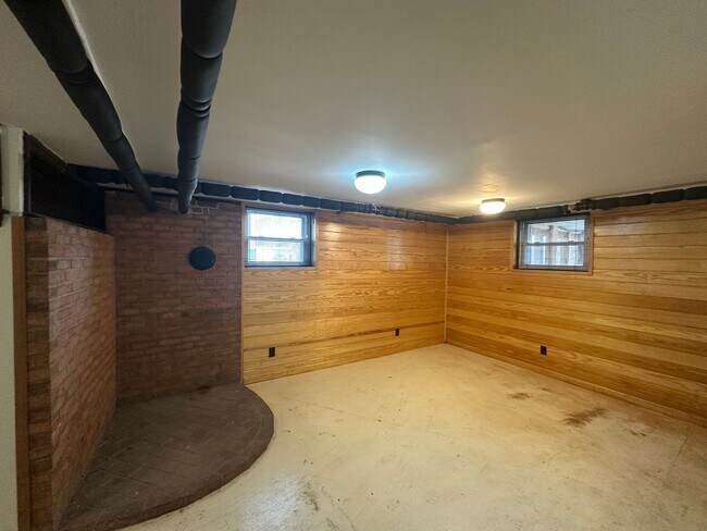 Building Photo - House in Bedford with Lot of Outdoor Space.