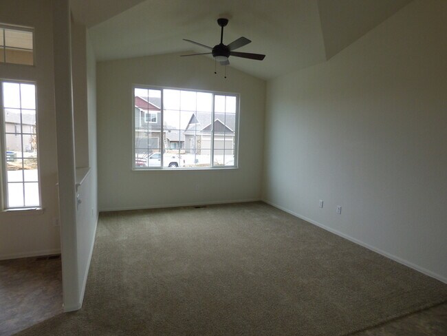 Building Photo - Spacious 3 Bedroom, 2.5 Bathroom Home in Berthoud- Easy Commuting!
