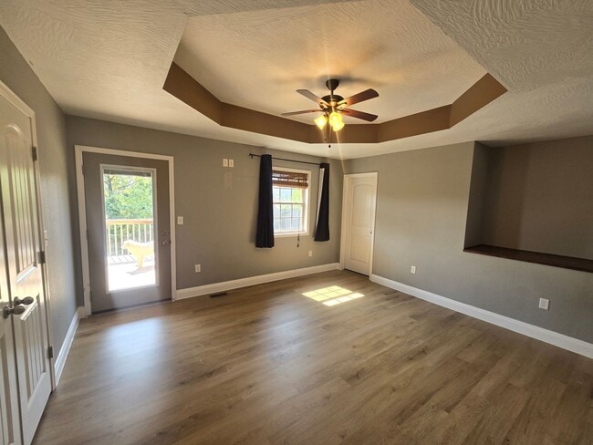 Building Photo - Fenced home close to FLW!