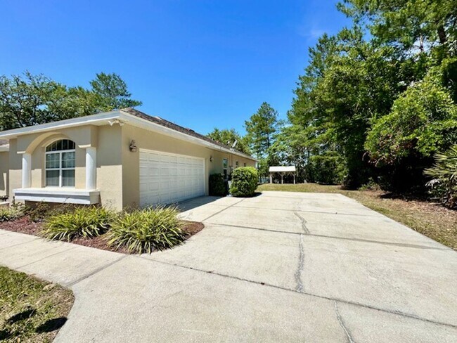 Building Photo - 4 Bedroom / 2 Bath Home in Royal Trails