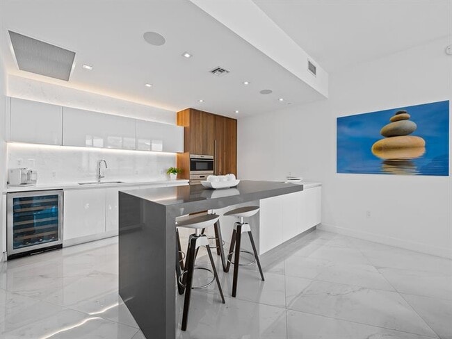 Building Photo - 701 N Fort Lauderdale Beach Blvd