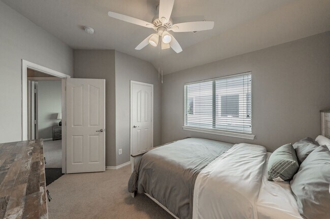 Building Photo - The Best in Texas: 3Bed/2Bath w/Spacious Ensuite