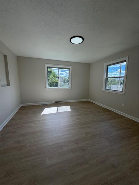 Building Photo - 306 Valley Dr