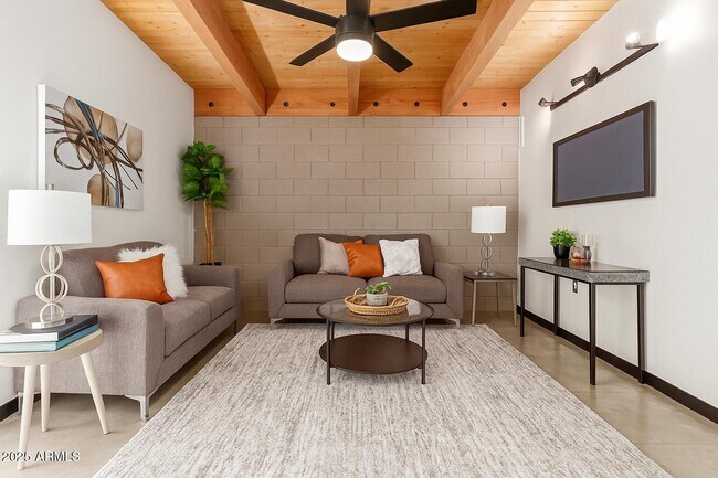 Building Photo - 727 E Portland St