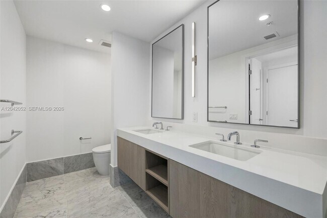 Building Photo - 9221 E Bay Harbor Dr