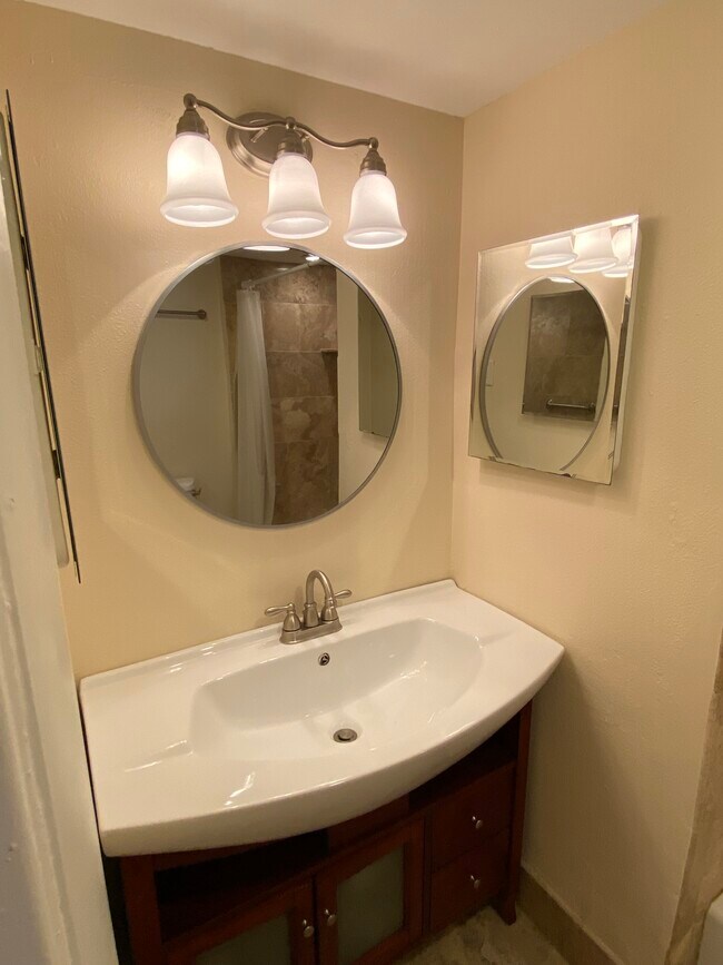 Building Photo - 706 SE 2nd Ave