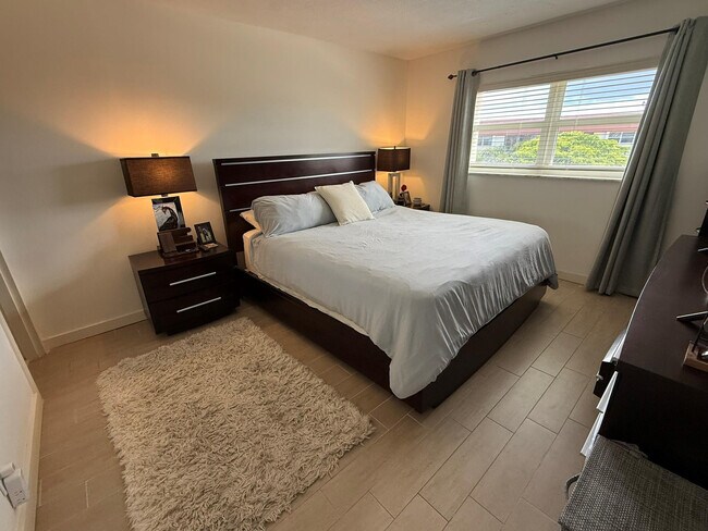 Building Photo - 5300 NE 24th Terrace