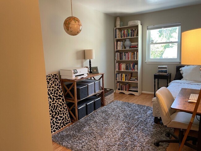 Building Photo - 3BD/2.5BA End Unit Townhouse in Hilltop Area!!