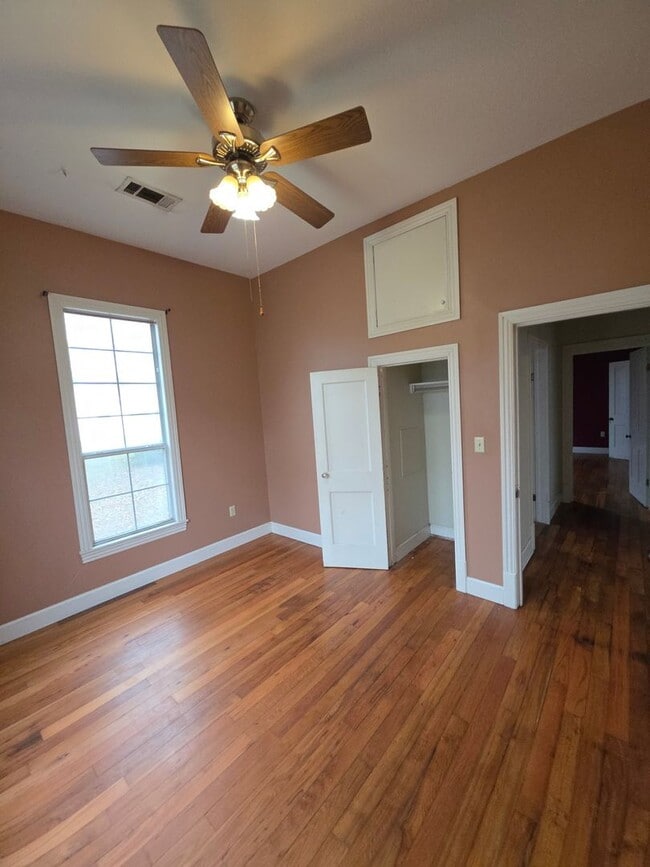 Building Photo - 217 W 7th St