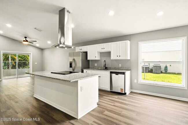 Building Photo - 460 Martigues Dr