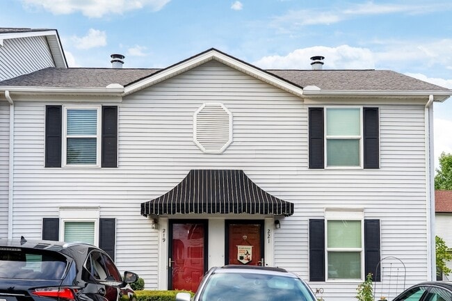 Building Photo - 219 Edgewood Dr