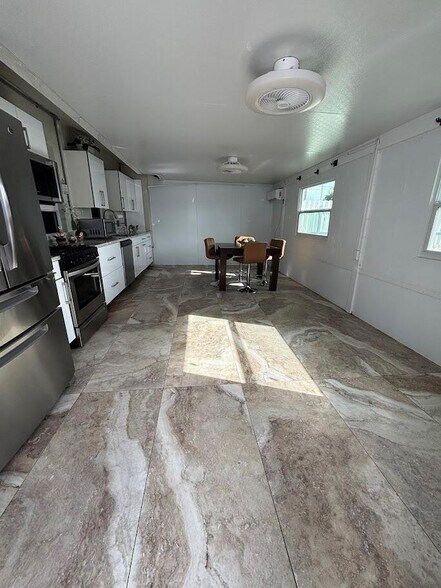 Building Photo - 1077 Fernlea Dr