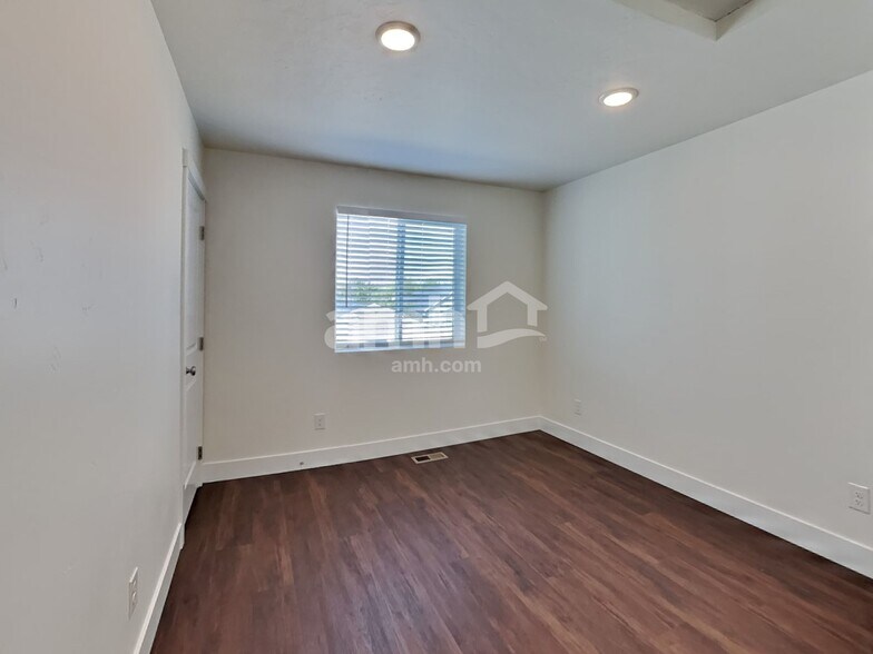 Building Photo - 11518 W Mesquite St