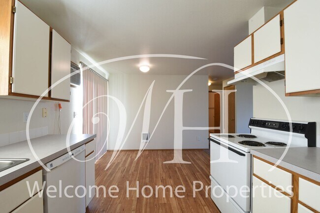 Building Photo - Fresh Clean Apartment Close to WWU