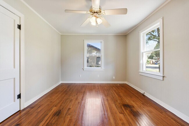Building Photo - 3 Bed, 2 Bath Home in the Saint Streets!