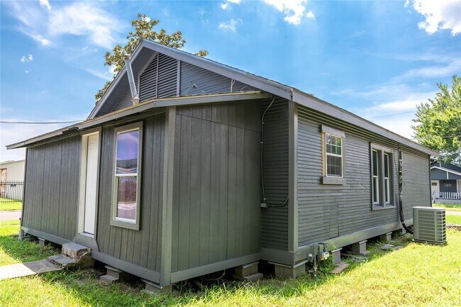 Building Photo - 200 W James Ave