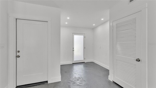 Building Photo - 2128 Sycamore Dr