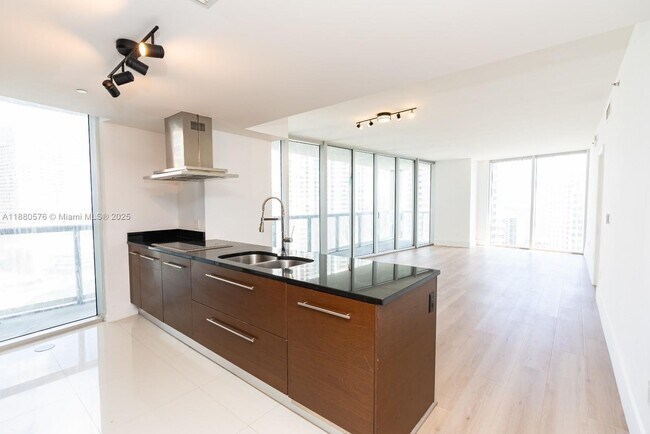 Building Photo - 495 Brickell Ave