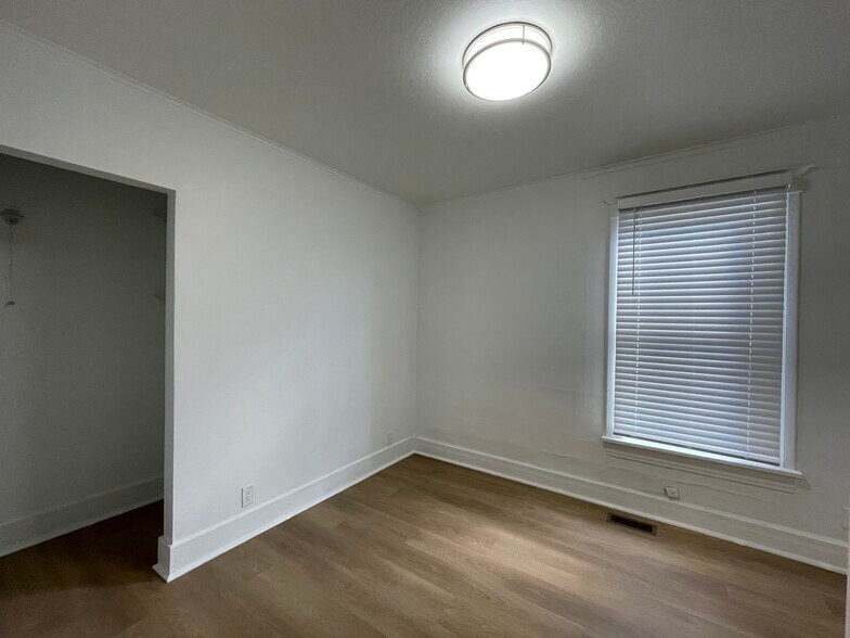 Building Photo - 501 Burnett Ave S