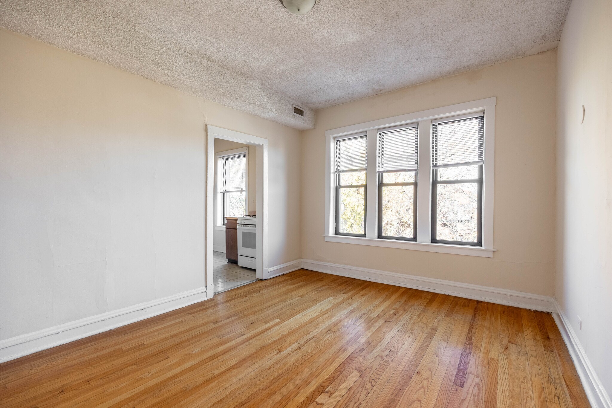 Building Photo - 3523 N Racine Ave