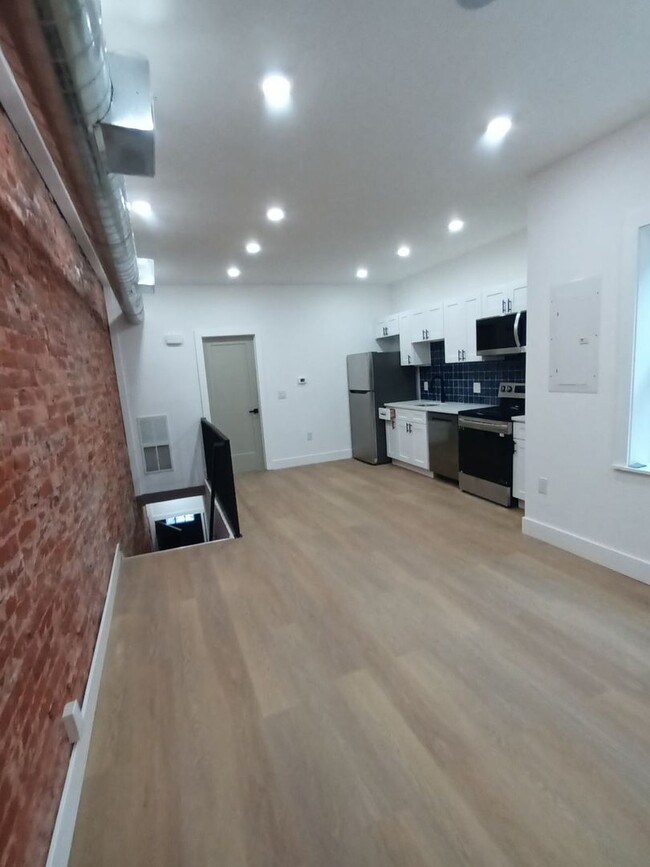 Building Photo - Newly Renovated 2BD/1BA in Fairhill - Avai...