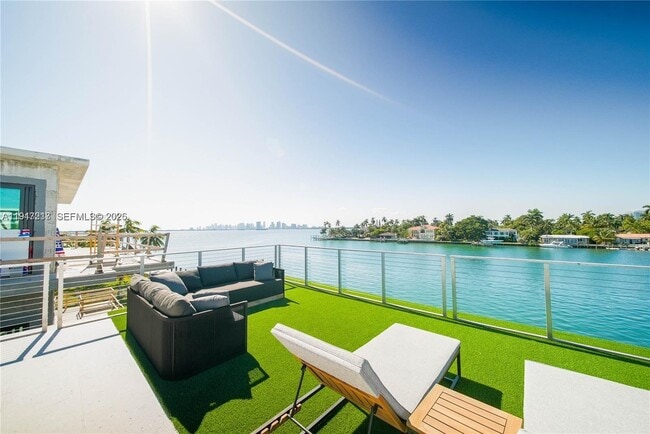 Building Photo - 7520 W Treasure Dr