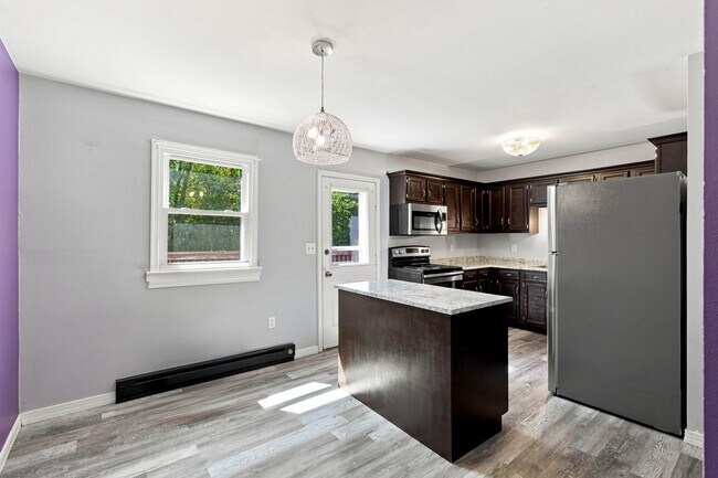 Building Photo - 1008 Cloverton Dr