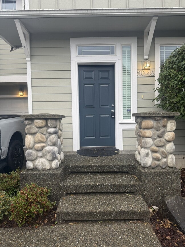 Building Photo - Gorgeous 2 Bedroom 3 bath Townhome Availab...