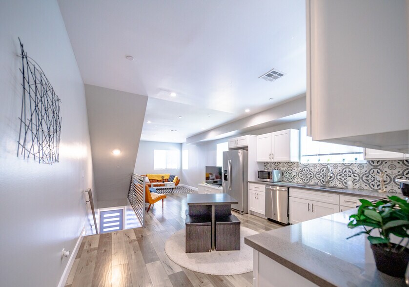 Building Photo - 3415 Edgehill Dr