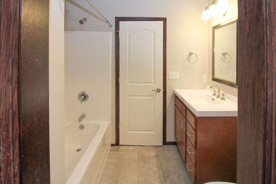 Building Photo - 1013 Tanner Ct