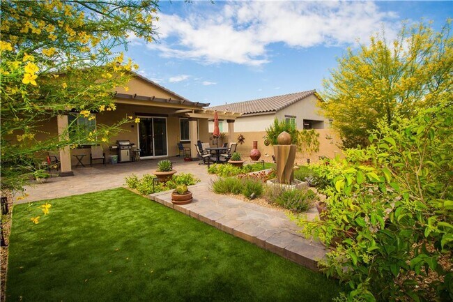 Building Photo - Single Story Home with Lush Backyard! Comi...