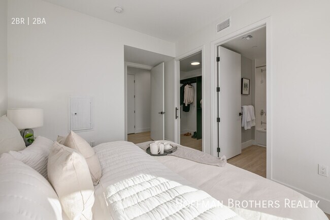 Building Photo - 200 N Toluca St