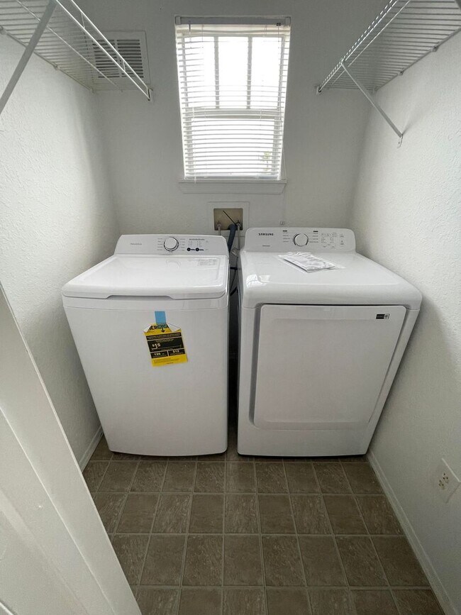 Building Photo - AVAILABLE ON JULY 1ST. BEAUTIFUL 1/1 CONDO...