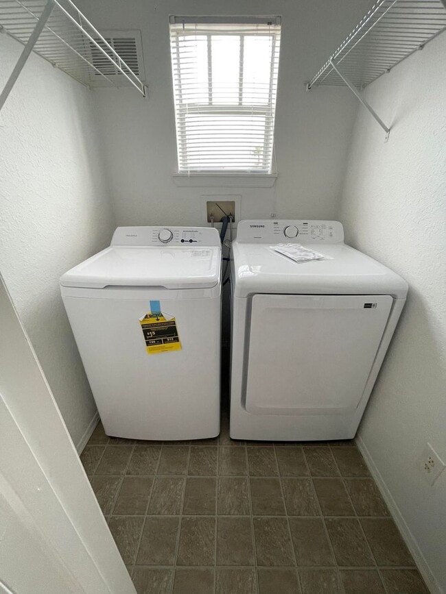 Building Photo - Beautiful Condo available on July 1st. Do not miss this opportunity.